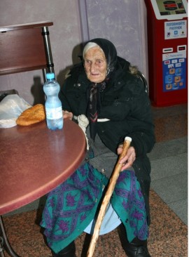 бабушка на вокзале