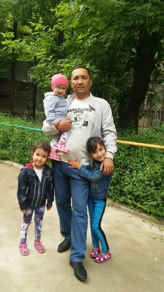 Максат Рысдаулетов со своими детьми